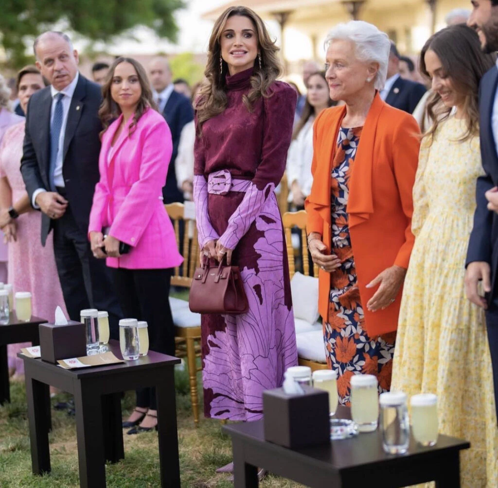 Así es el look barbiecore chic de Rania de Jordania. Foto: Instagram.