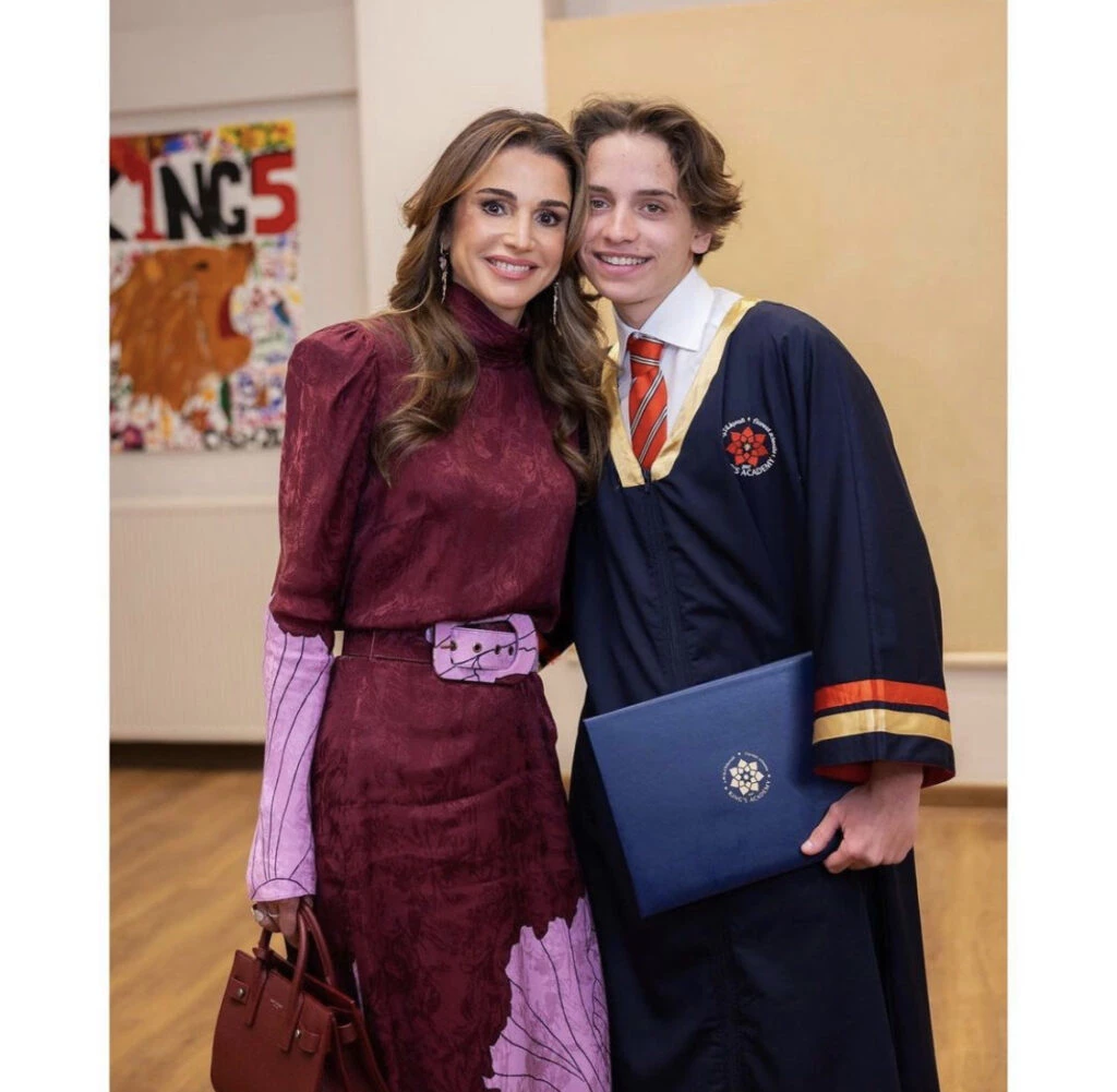 Así es el look barbiecore chic de Rania de Jordania. Foto: Instagram.