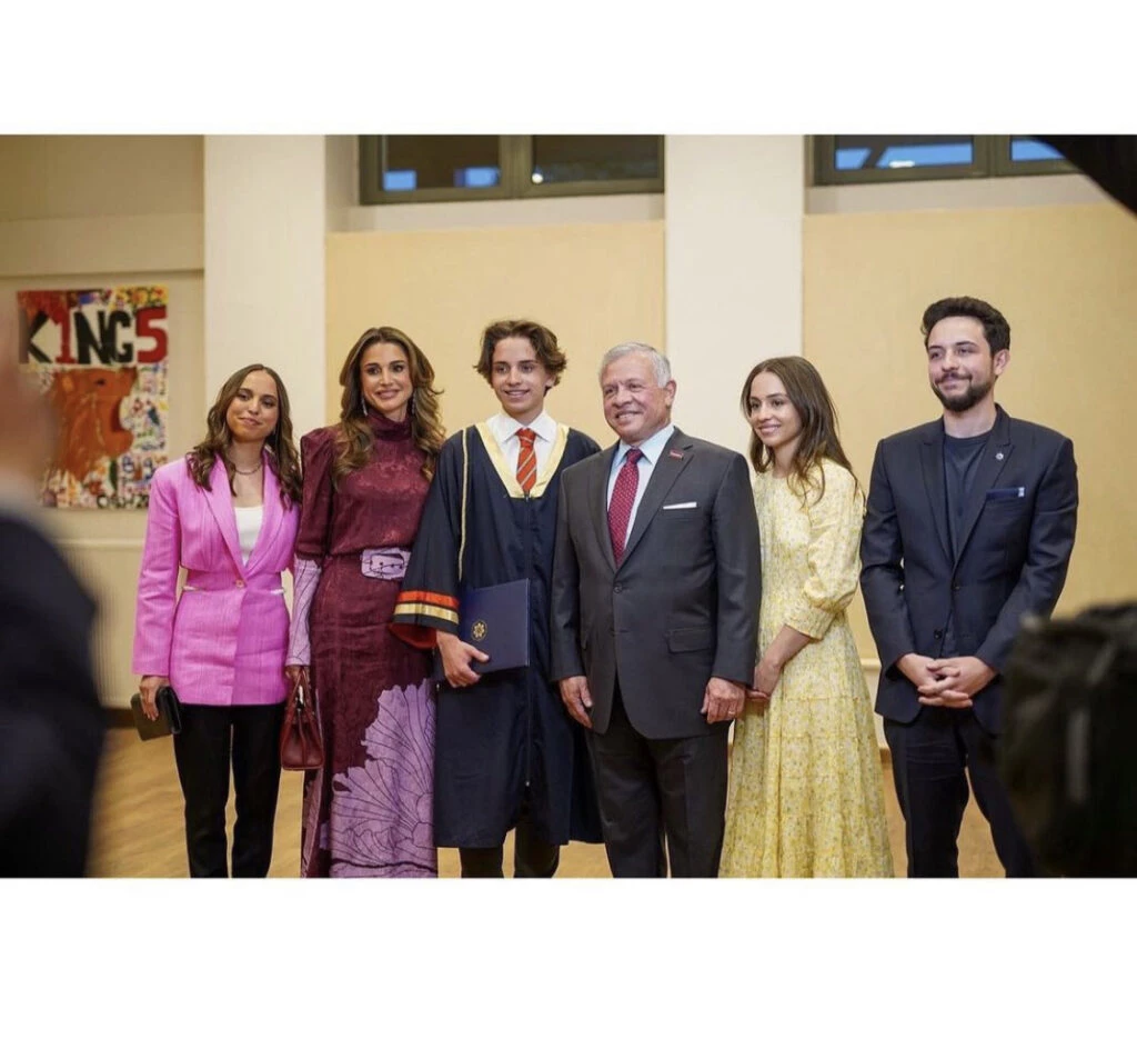 Así es el look barbiecore chic de Rania de Jordania. Foto: Instagram.