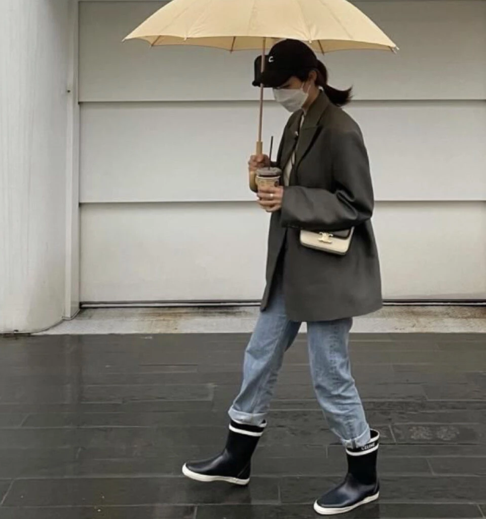 Así se usan las botas de lluvia este otoño. Foto: Pinterest.