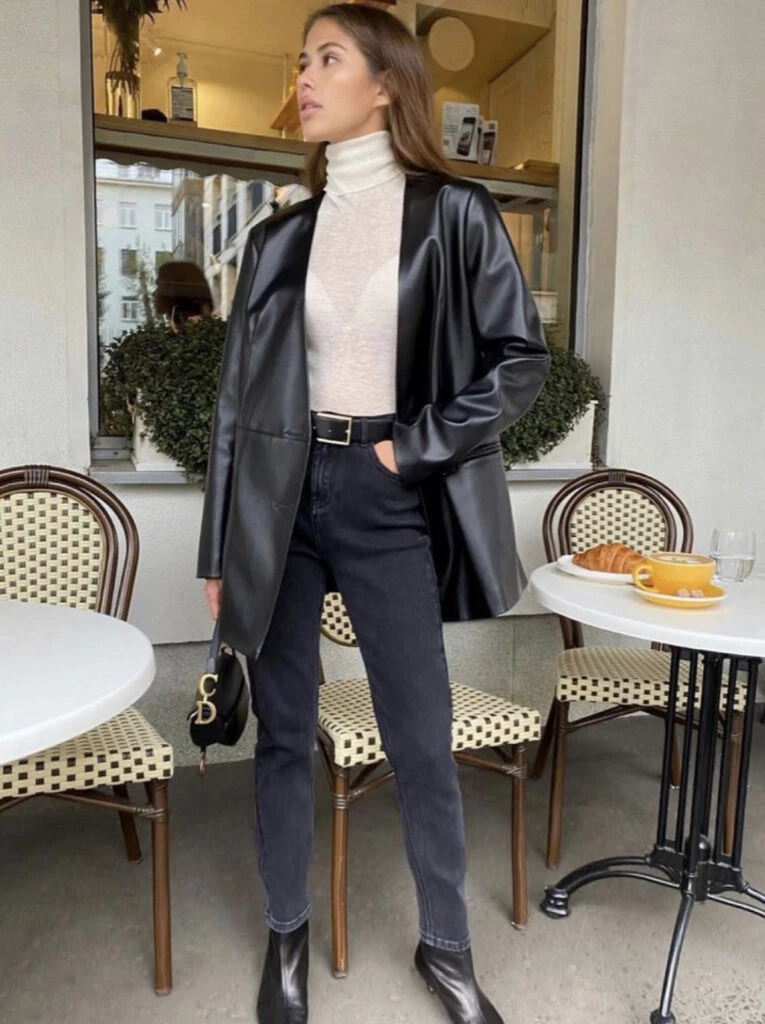 Blazer de cuero y jean, la combinación más canchera de este otoño 2023. Foto: Pinterest.
