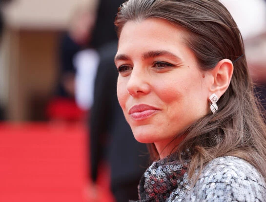 Charlotte Casiraghi da cátedra de cómo llevar pantalones a la alfombra roja en Cannes