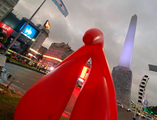 Por qué instalaron un clítoris gigante en el Obelisco