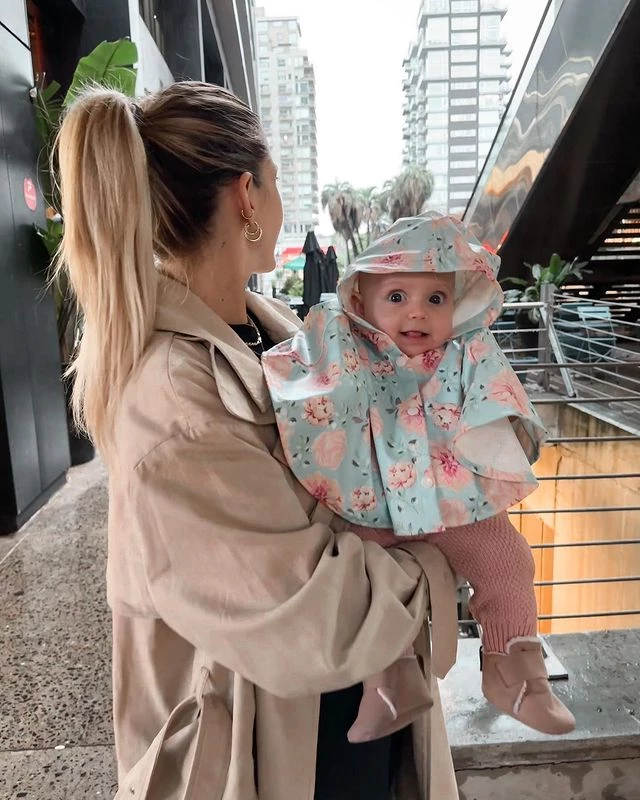 Cande Ruggeri mostró el look apto para lluvia de su hija Vita