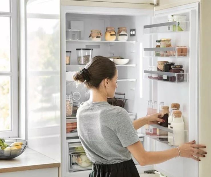 Así es el truco viral del corcho en la heladera para absorber los malos olores