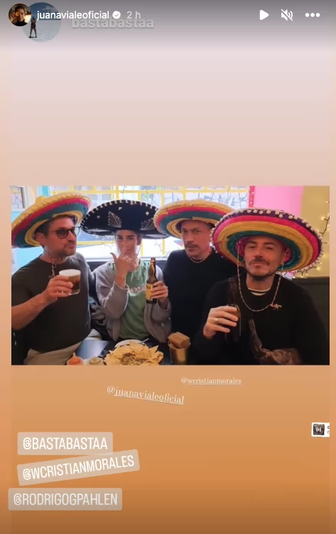 Juana Viale con su amigo César en España, en la foto además Rodrigo Pahlen y Cristian Morales