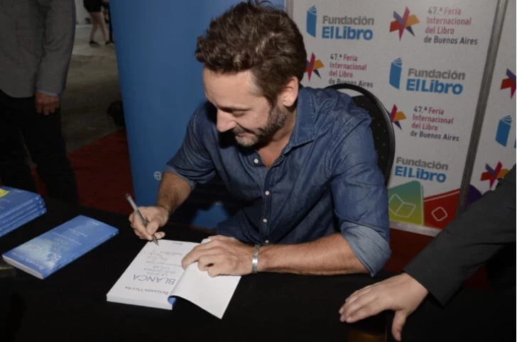 Benjamín Vicuña firmó ejemplares en la Feria del Libro. (Foto: Diego García)