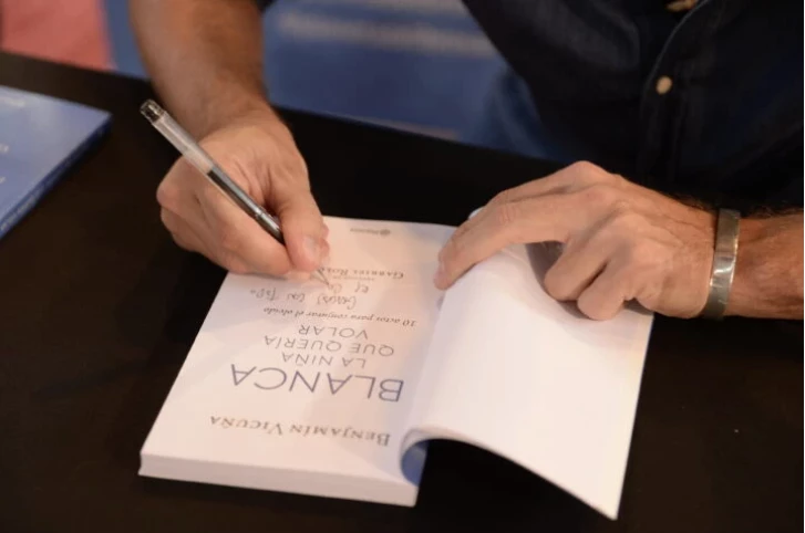 Benjamín Vicuña firmó ejemplares en la Feria del Libro. (Foto: Diego García)