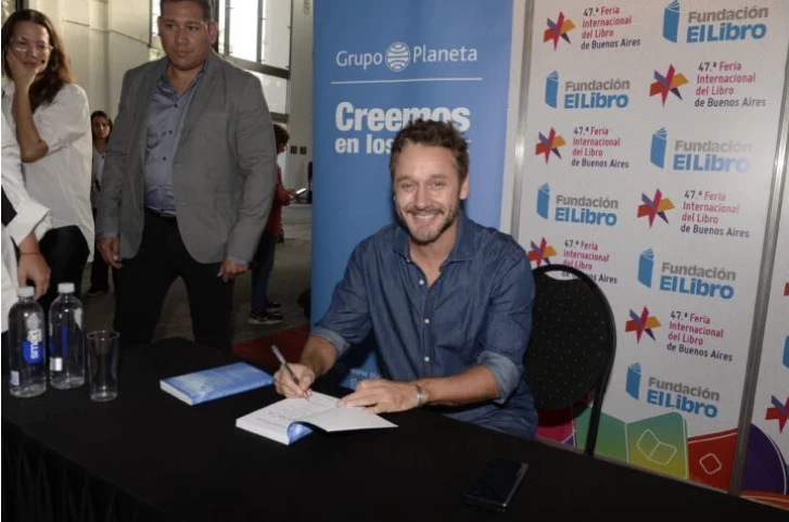 Benjamín Vicuña firmó ejemplares en la Feria del Libro. (Foto: Diego García)