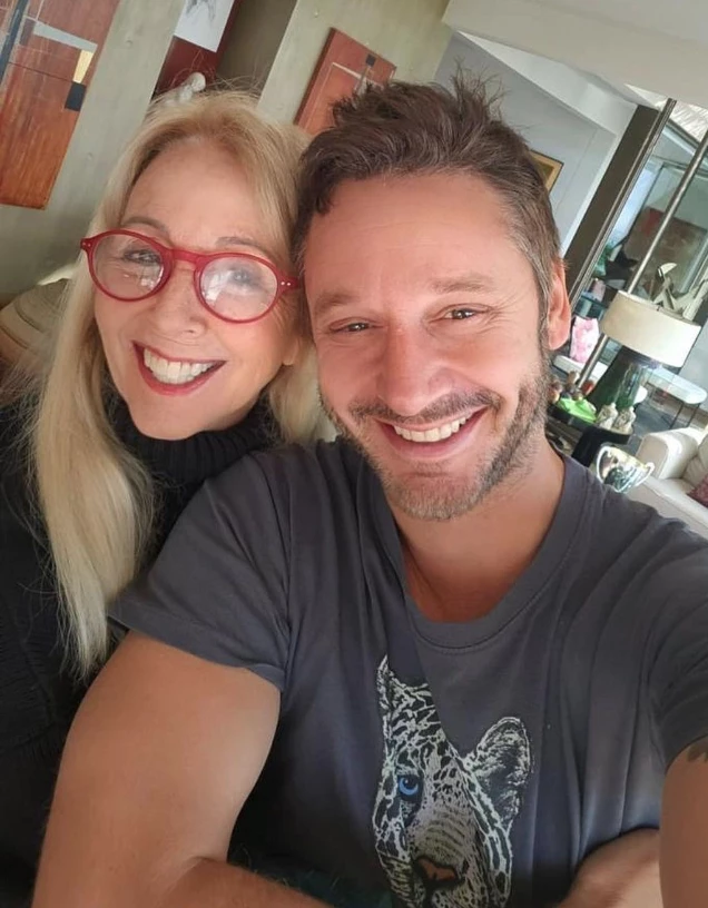 Benjamin Vicuña con su madre, Isabel Luco Morandé.