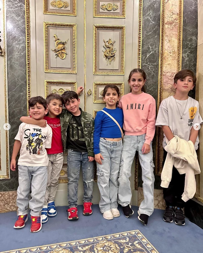 Thiago, Mateo y Ciro Messi con los hijos de Cesc Fabregas