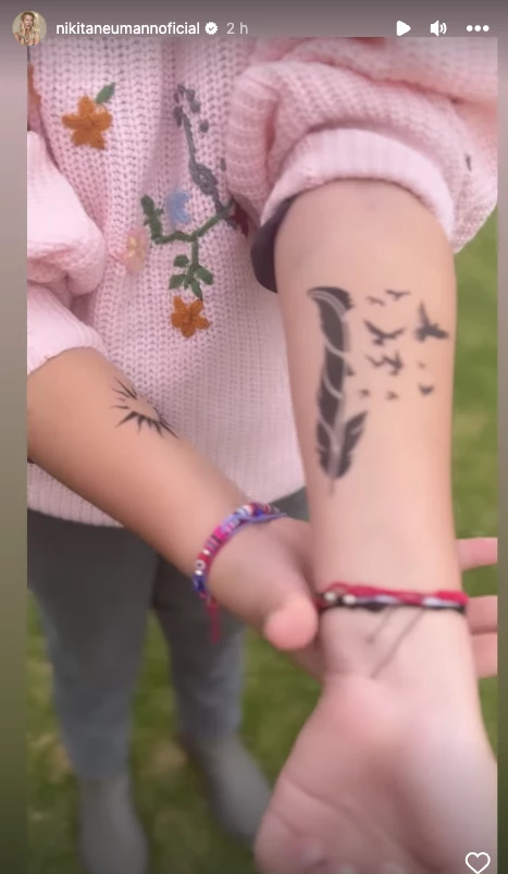 Allegra y Sienna Cubero se hicieron tatuajes temporales