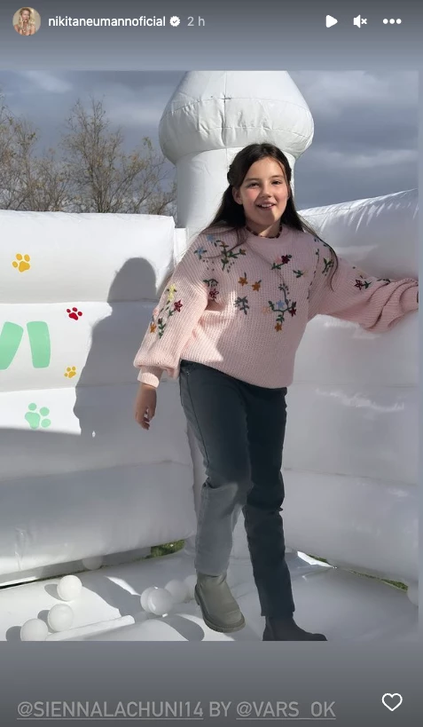 Allegra y Sienna Cubero se hicieron tatuajes temporales