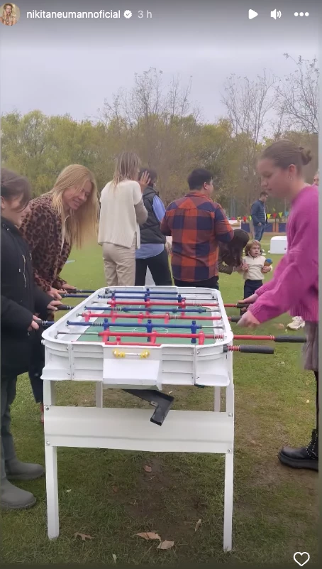 Allegra y Sienna jugando al metegol con Nicole Neumann