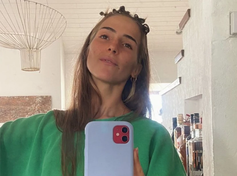 Ámbar de Benedictis impone un nuevo accesorio en los looks más urbanos: auriculares inalámbricos