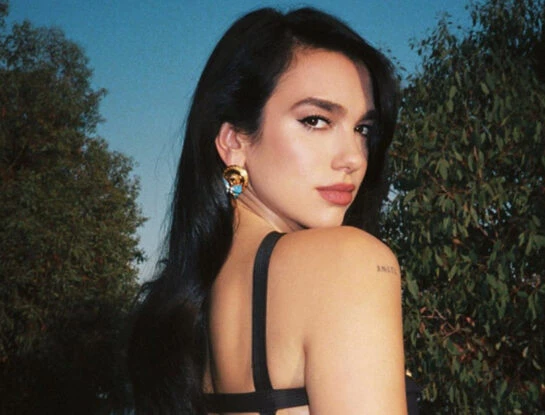 El flequillo de Dua Lipa que rejuvenece y suaviza las facciones (muy fácil de mantener)