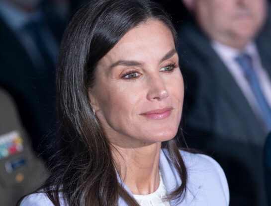 Letizia Ortiz da cátedra de cómo llevar el color lila en este otoño 2023