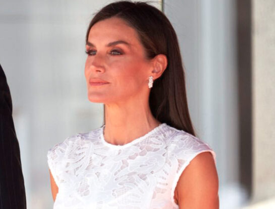 Letizia Ortiz da cátedra de cómo armar un buen look con un vestido blanco