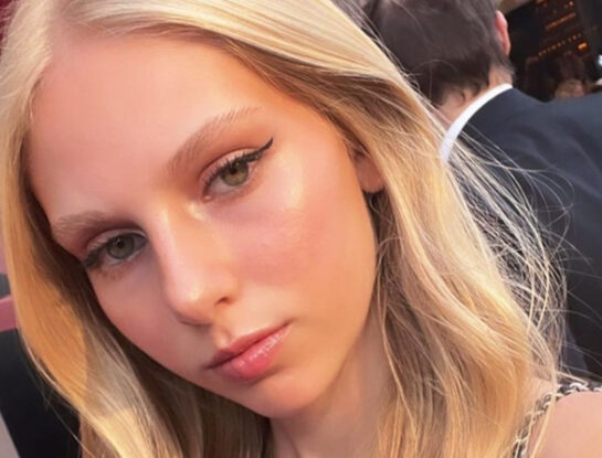 El look minimalista de Mia Martin en su debut en la red carpet junto a su papá, Matías Martin