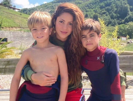 Shakira sorprendió al cantar junto a sus hijos su nuevo tema "Acróstico"