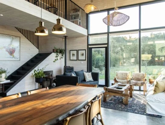 Una casa de campo prefabricada que combina funcionalidad y estética