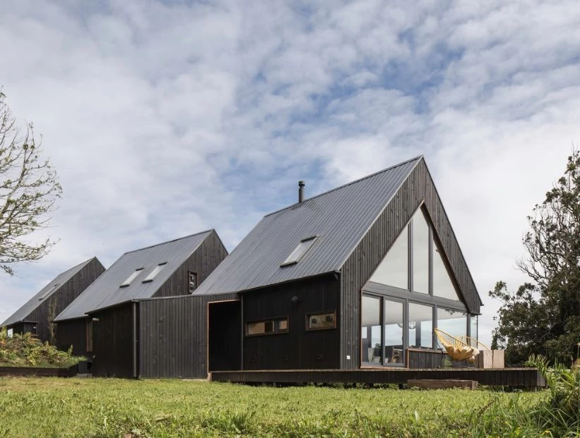 Así se diseñó moderna casa prefabricada de tres módulos unidos entre sí