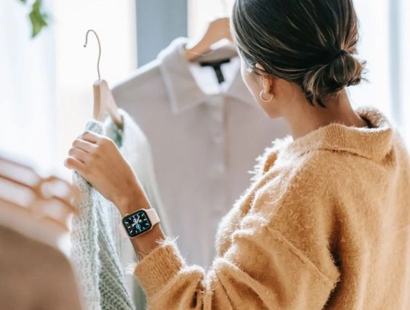 Trucos de limpieza: cómo sacar el olor a humedad de la ropa en minutos