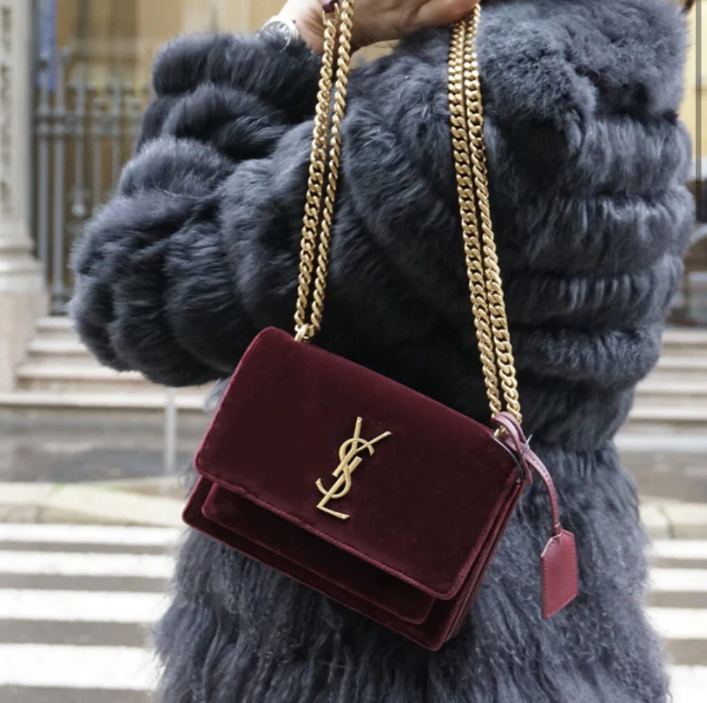 El terciopelo llegó para quedarse este otoño 2023. Foto: Pinterest.