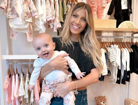 El tierno look apto para lluvia de Vita, la hija de Cande Ruggeri