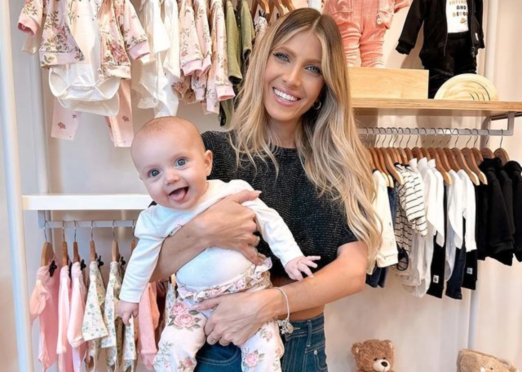 El tierno look apto para lluvia de Vita, la hija de Cande Ruggeri