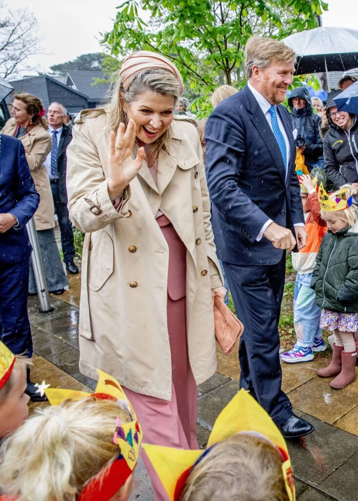 la reina máxima y su look de lluvia