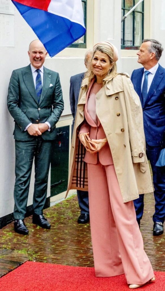 LOOK MÁXIMA CON TRENCH