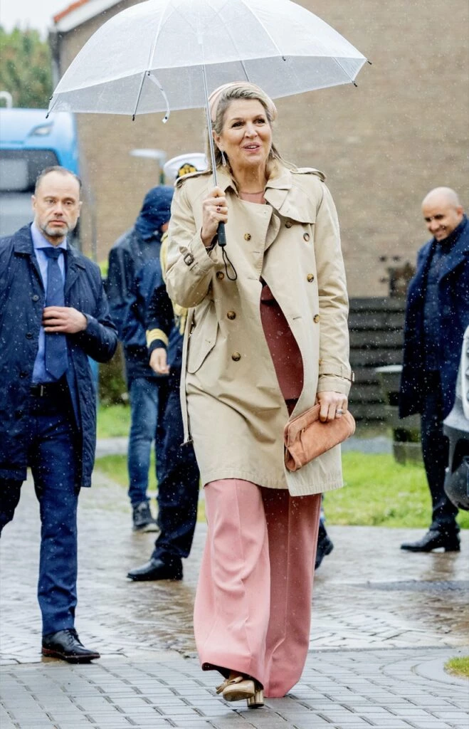 LOOK MÁXIMA CON TRENCH