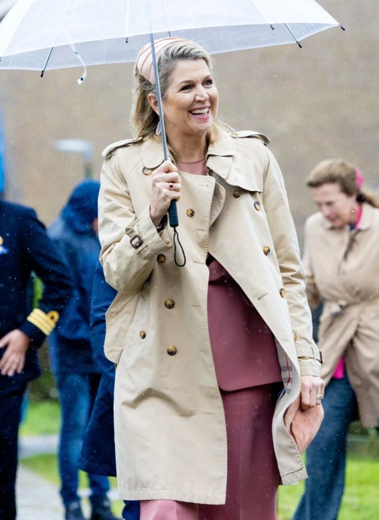 LOOK MÁXIMA CON TRENCH