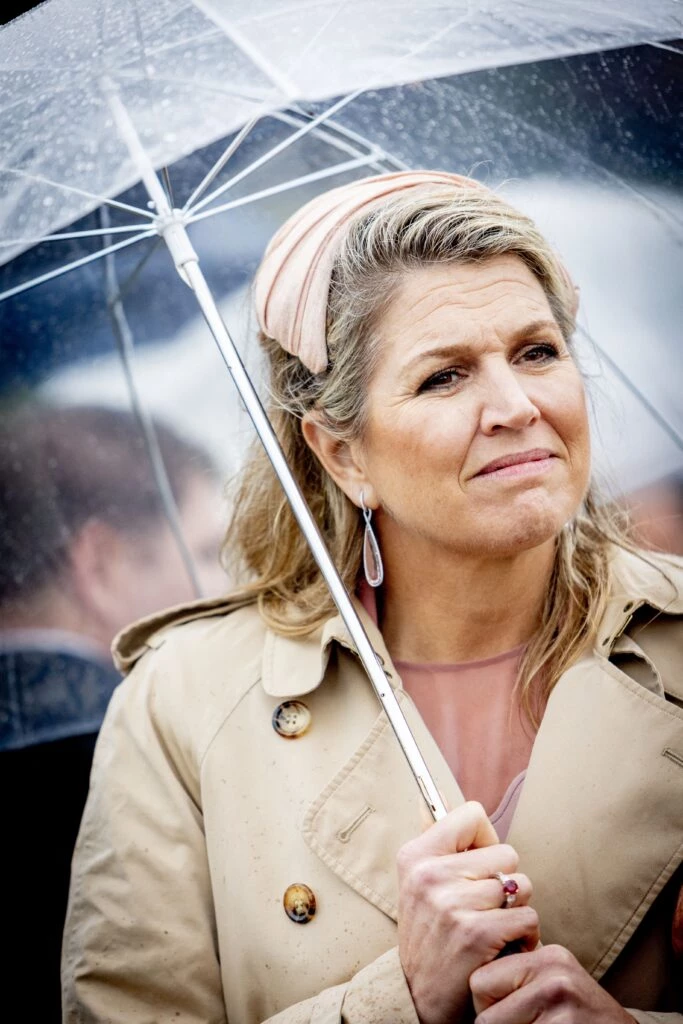 la reina máxima y su look de lluvia
