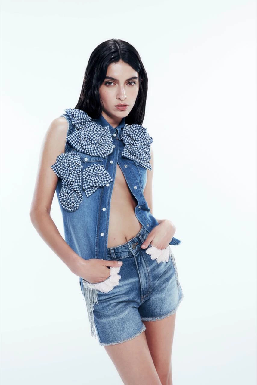 Lucia Rivera, modelo e influencer española, presenta la colección Twinset Denim Green Couture Upcycling 2023 de la marca de moda italiana.