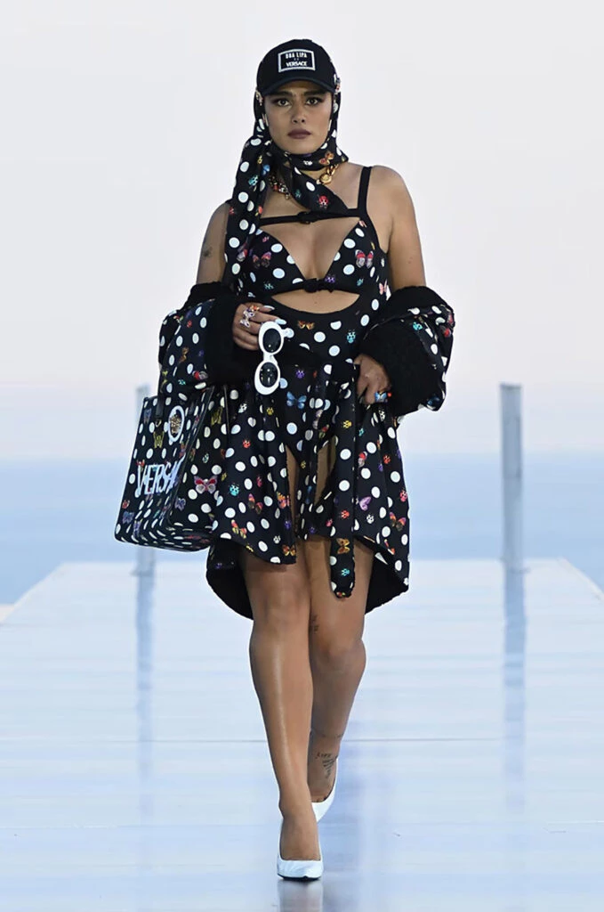 Dua Lipa para Versace