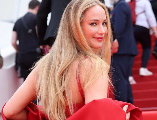 Jennifer Lawrence y el secreto que llevó debajo del increíble vestido rojo en Cannes: o cómo nos resuelve lo más tedioso en una fiesta