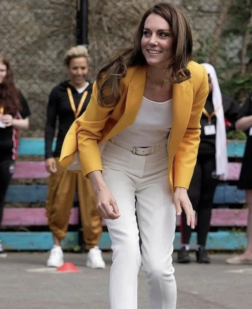 Kate Middleton apostó por un toque de color en su último look. Foto: Instagram.