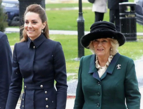 Por esta razón Kate Middleton se negó a hacerle la reverencia a la Reina Camilla