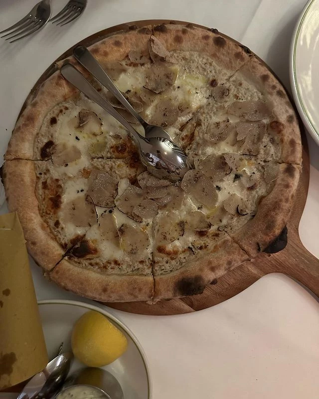 La cena romántica de Zaira Nara y Facundo Pieres en Inglaterra