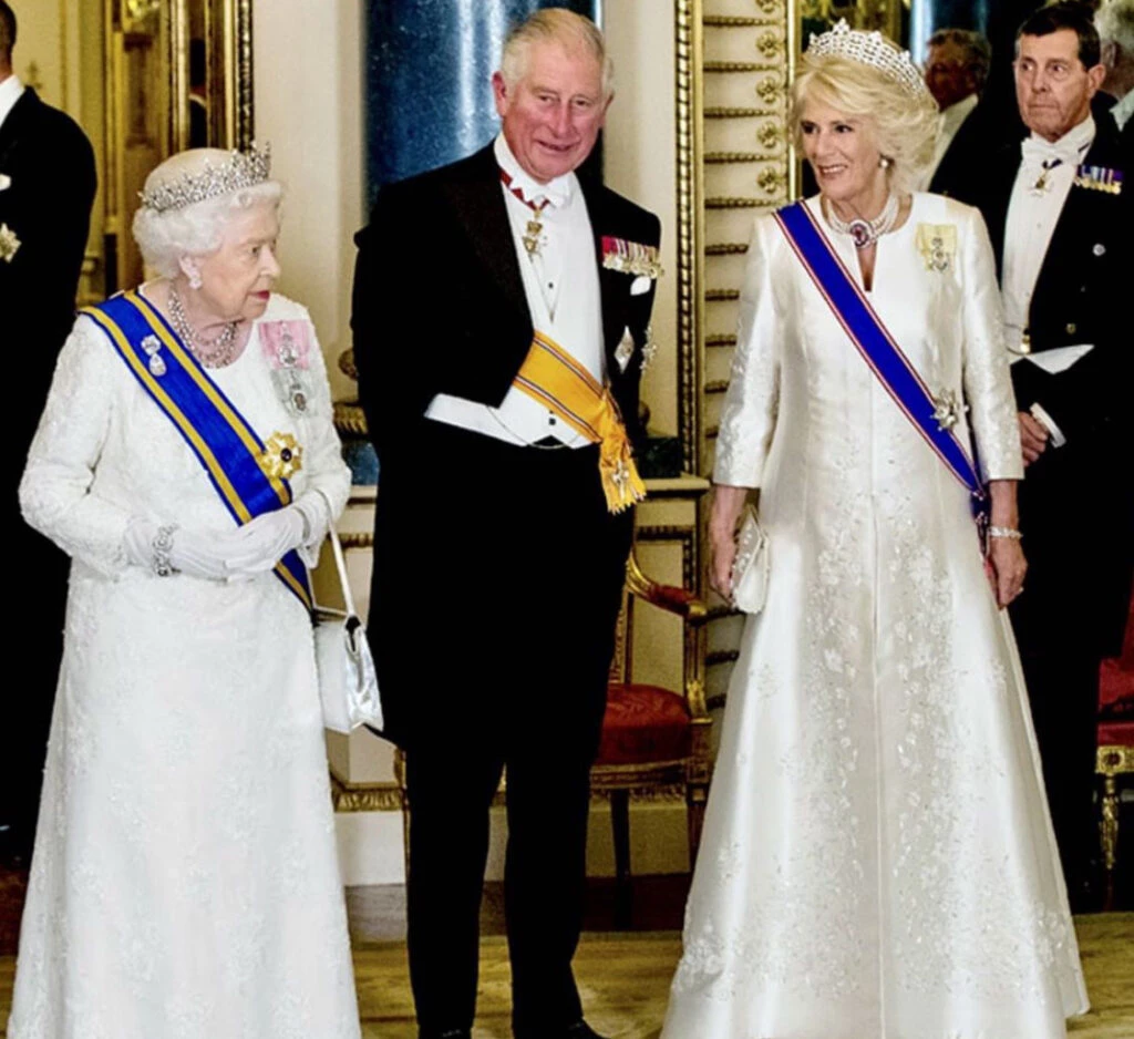 La reina Camilla con un diseño de Bruce Oldfield. Foto: Pinterest.