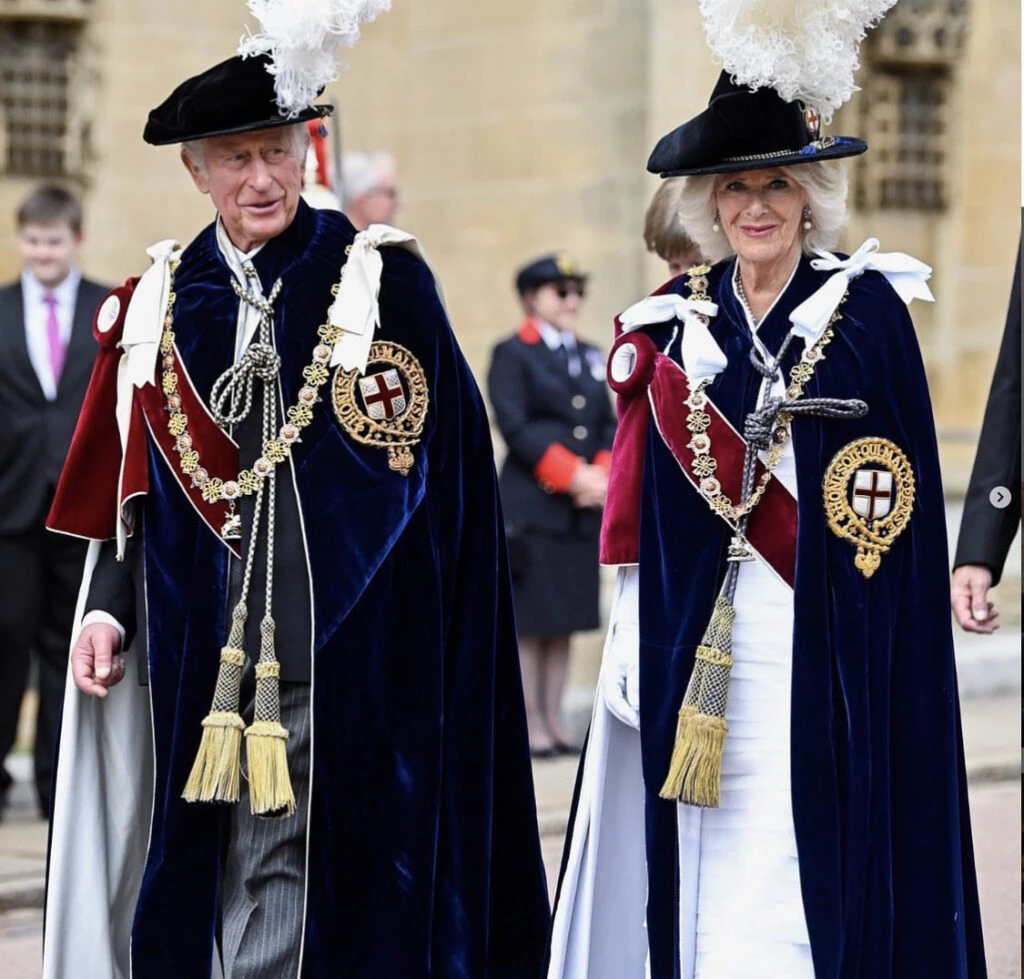 La reina Camilla con un diseño de Bruce Oldfield