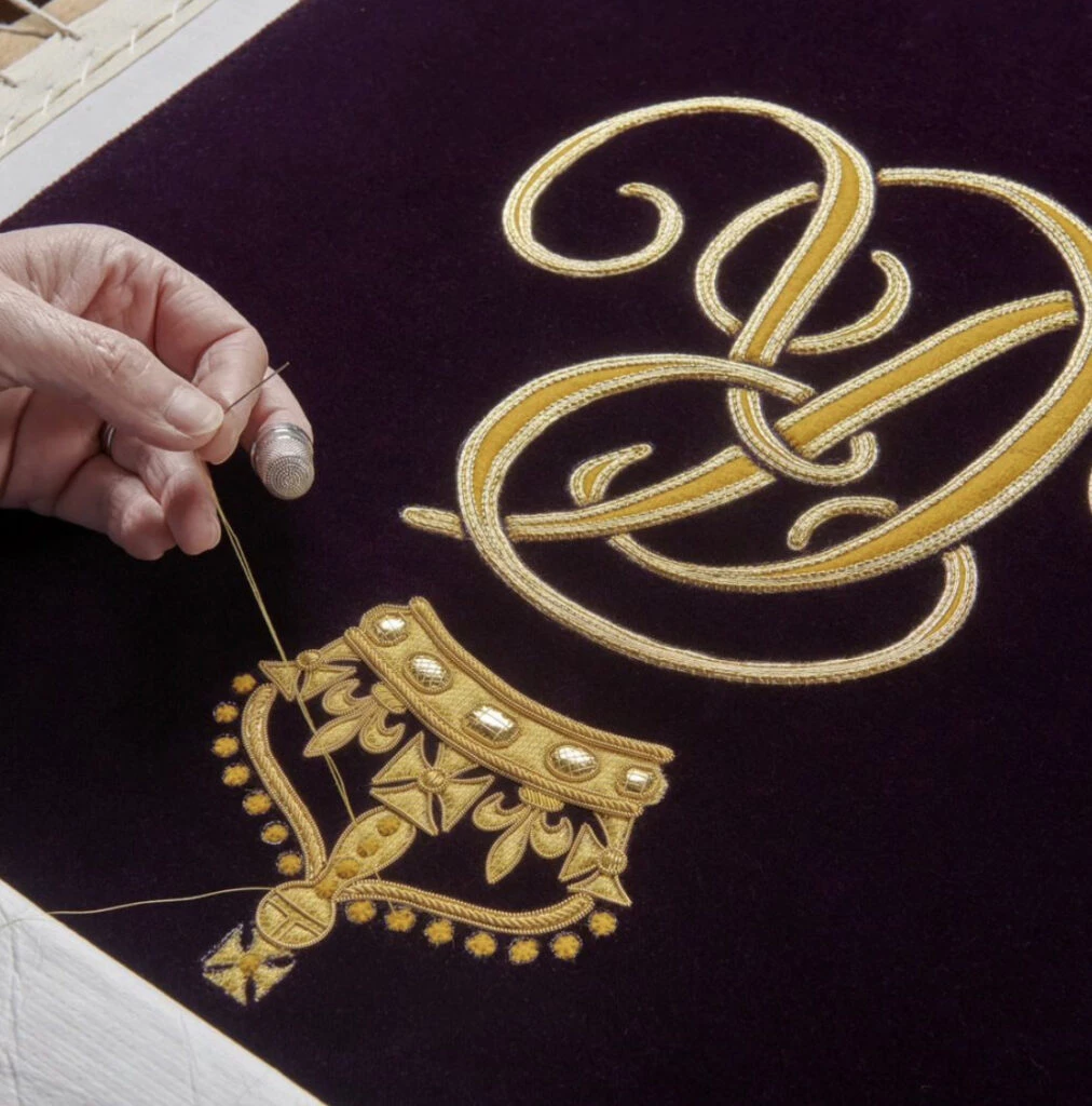 Las capas que usarán Camilla y Carlos el día de la coronación. Foto: Instagram.