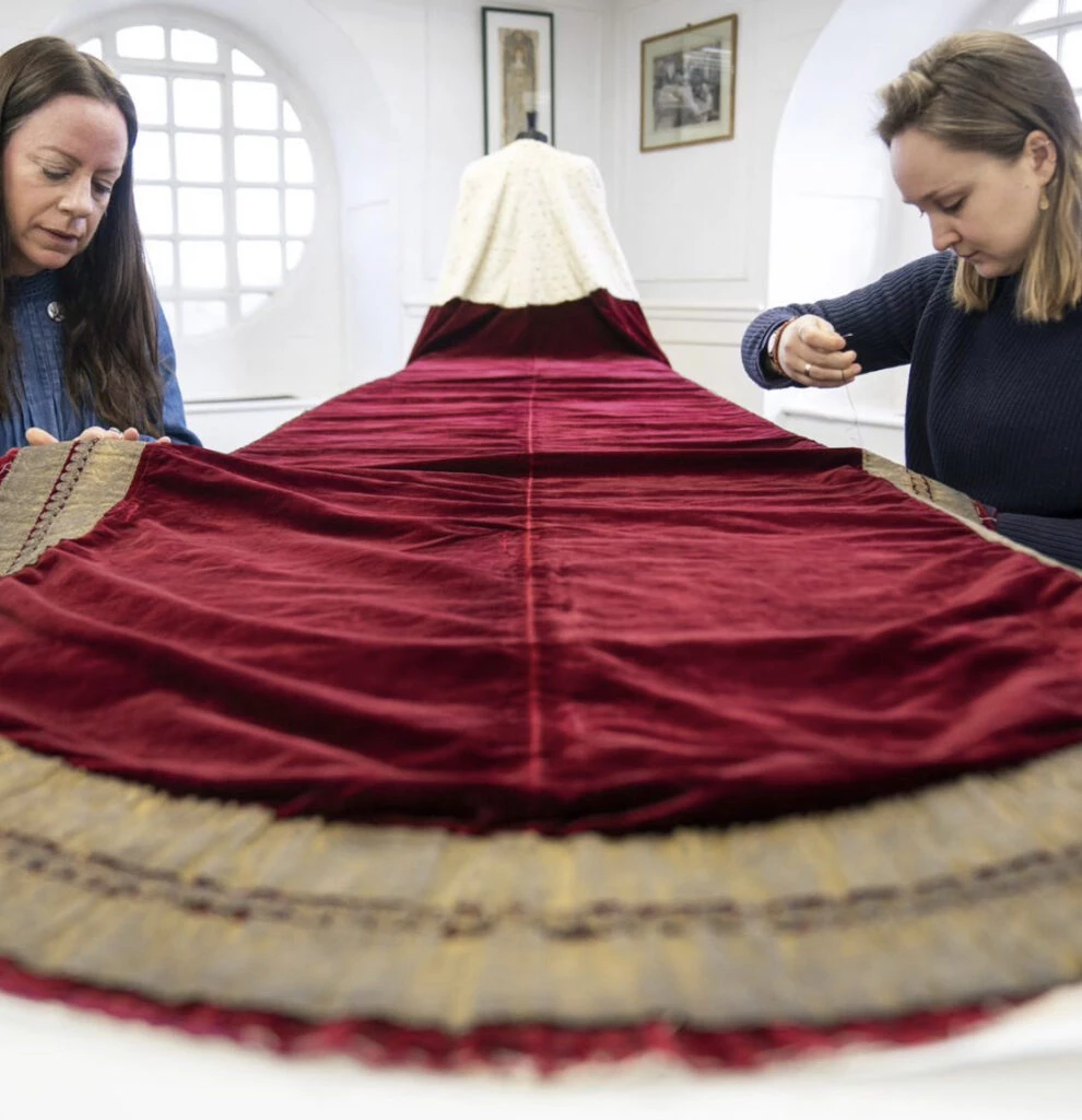 Las capas que usarán Camilla y Carlos el día de la coronación. Foto: Instagram.