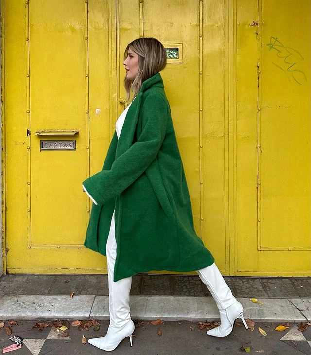 Laurita Fernández cautivó con su tapado de paño en color verde