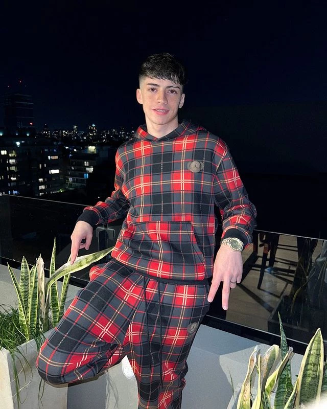 Lauty Gram tiene 21 años y es cantante