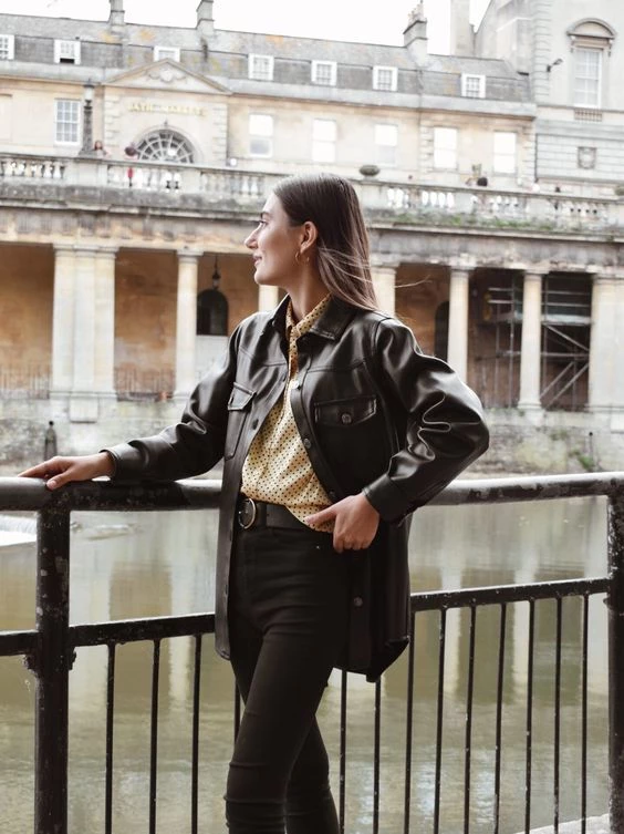 Look con camisa eco cuero