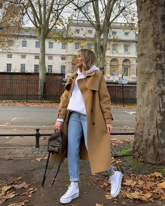 Look con hoodie y tapado