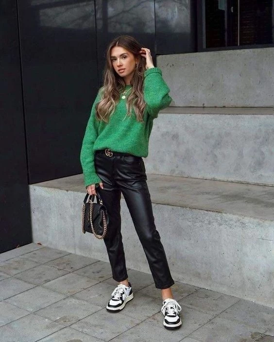 Look con suéter verde